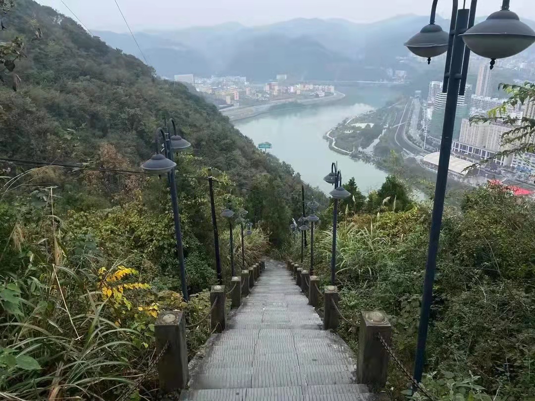 21岁晨跑女孩原有两次生存机会,41岁单身男的恶行,细节不忍多想