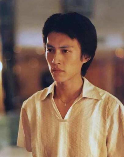 张嘉益|年轻时灰容土貌，老了却风格儒雅，这8位男星“越老越有味”