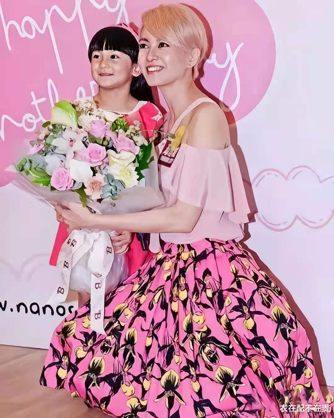 穿衣搭配|梁咏琪携外国老公亮相，穿一身“粉”也不觉俗气，45岁仍有甜美感