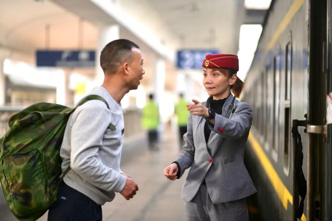 睡着都能笑醒 “情人节”有这样一群卫士在为我们保驾护航，愿他们有情人终成眷属