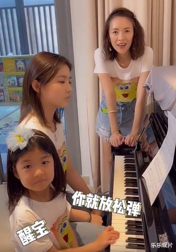 章子怡|小苹果醒醒弹钢琴为章子怡庆生：章子怡感动得像个孩子