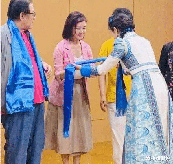 槑小姐侃说 宋祖英年过半百仍藏不住娇嫩感,穿粉色西装清新甜美,真不可思议