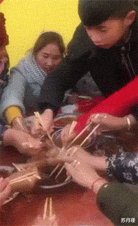 苏月瑾|“女同学摆地摊被我遇到了，全是她用过的东西，你们说我该选哪个呢？”