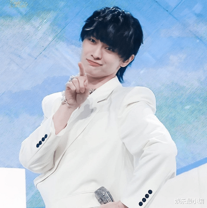 梁森|梁森戴假发引热议，逐渐沦为“后宫”一员，油腻程度不忍直视