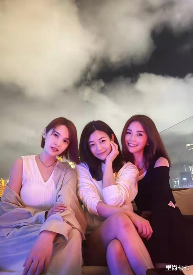 里尚七七|陈妍希现身姐妹聚会,居C位秀大腿打扮最心机,阿sa意外最甜美
