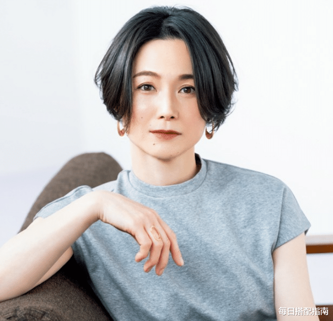 发型 女人过了40岁建议少留卷发，多尝试这几款短直发，好打理还显年轻