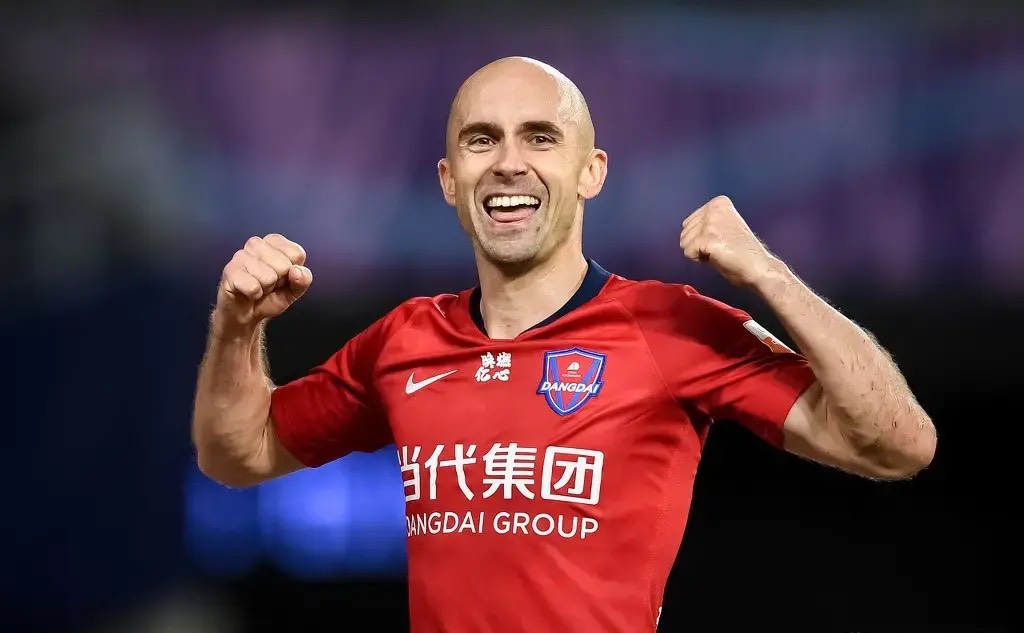 上海申花|全力争取第5外援，申花与两队抢购造42球核心，辟谣谢鹏飞加盟球队