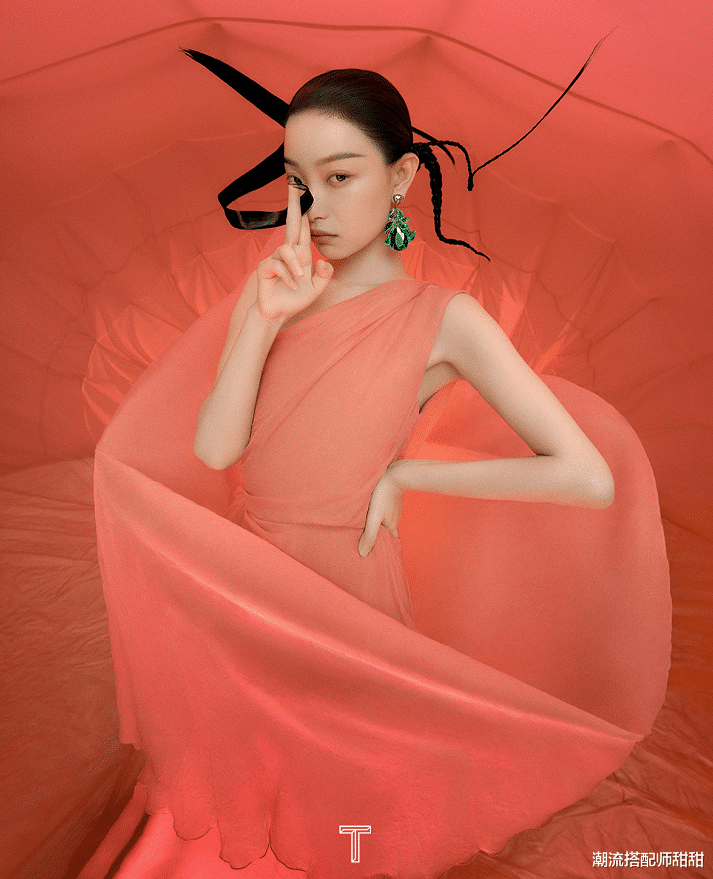 时尚搭配|倪妮这裙子容易让人看错，透纱的肉色裙子，显得她皮肤更白了