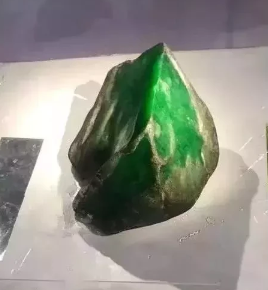 标王|第56届缅甸翡翠公盘好料子也太多了，黑马如云，准标王却拉垮了！