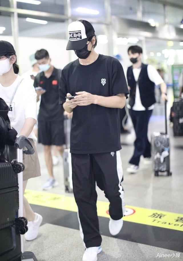 Ainee小屋|言承旭真是瘦高型身材，修身T恤配运动裤都宽松，但看着挺精神