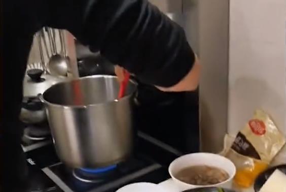 天津女子加班回家,看到父子俩研究菜谱给她炖牛腩,网友:好羡慕