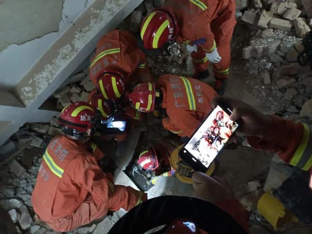 生活报 轰！仓库坍塌，1人被困！东莞消防8小时生死救援