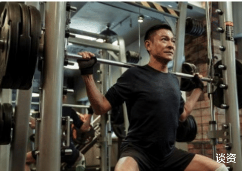 刘德华|59岁刘德华满头白发，身材却挺拔似小伙，同框状态远超58岁梁朝伟