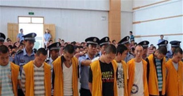 他残杀一对母子,法庭上微笑求赴死,听到判决结果后笑容消失了