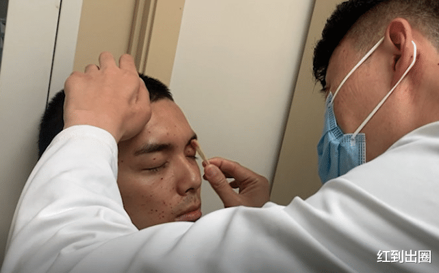 吴磊|吴磊拍戏意外炸伤眼睛，治疗现场曝光，伤痕明显全脸被纱布盖住
