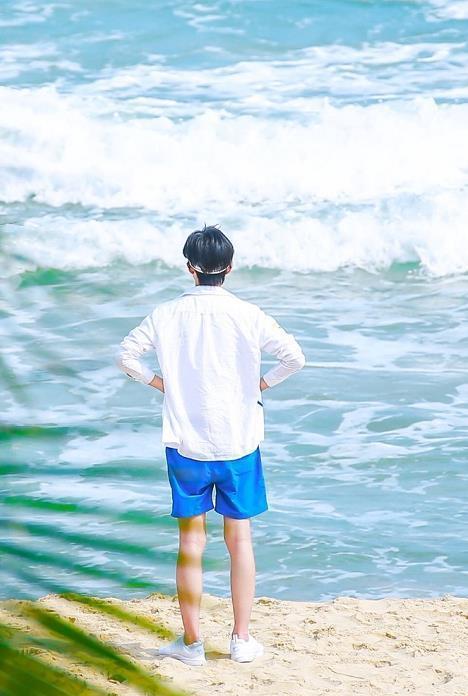 塞巴斯蒂安·斯坦|王俊凯再次长高，路人视角身高接近一米九，身材比颜值还惊艳