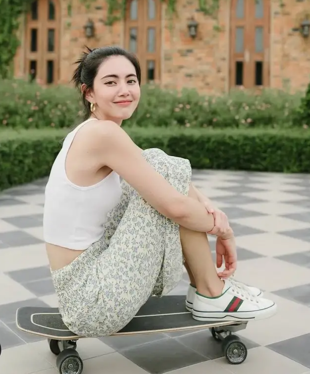 潮帮先生|周冬雨和关晓彤撞衫同款拉链裙,穿出了小个子优势,完全不输气场