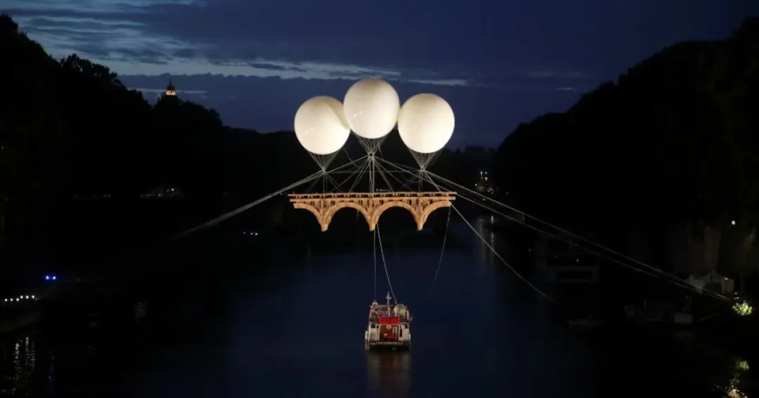 InsDaily 想象力炸裂！在大峡谷吹泡泡，在塞纳河畔看星星：法国人真浪漫！