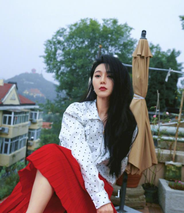 全球时尚风行|范冰冰真没了巨星范!穿黑裙坐在路边不嫌脏,生图竟然美过精修图