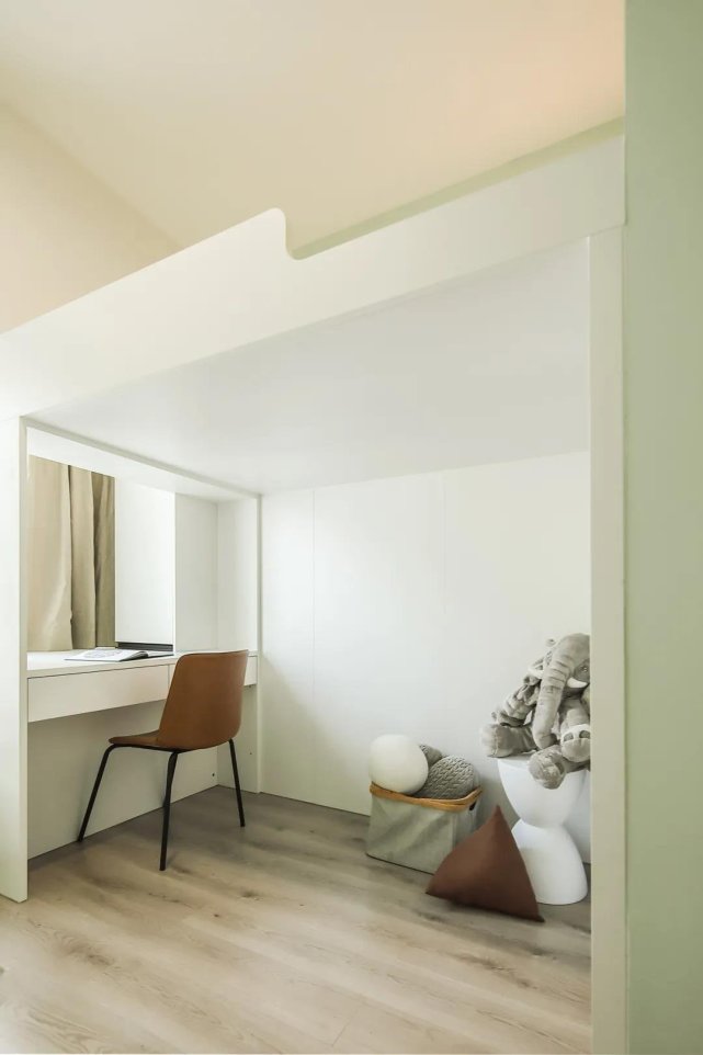 98平现代三居室,玻璃代替墙、走廊变身衣帽间