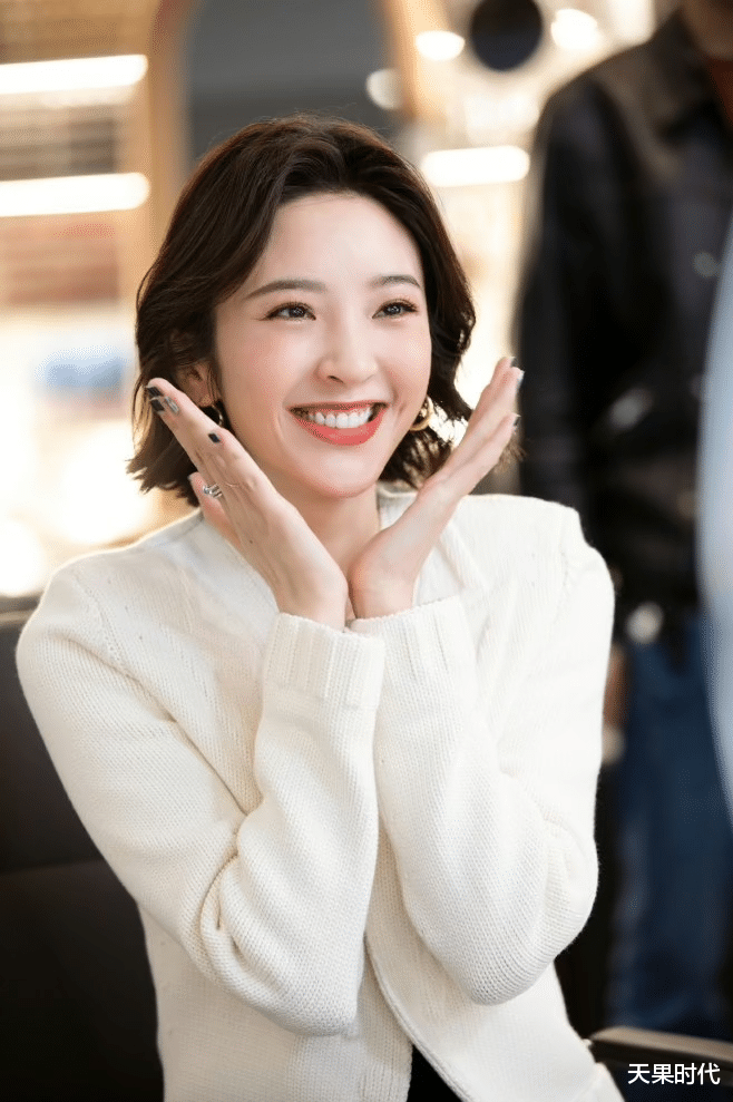 西装|唐艺昕好有少女感,短发+针织衫西服甜美动人,怼脸拍美得惊艳