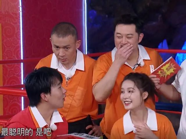 李沁|李沁衣服领口过大，和男嘉宾围一起听音频，救场反应堪称完美