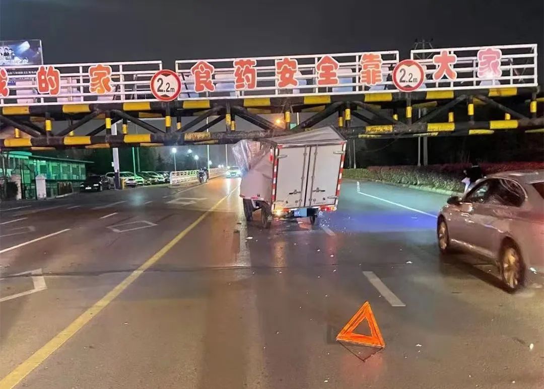 牛哥观察 刚刚!阜阳颍河闸!撞上了!