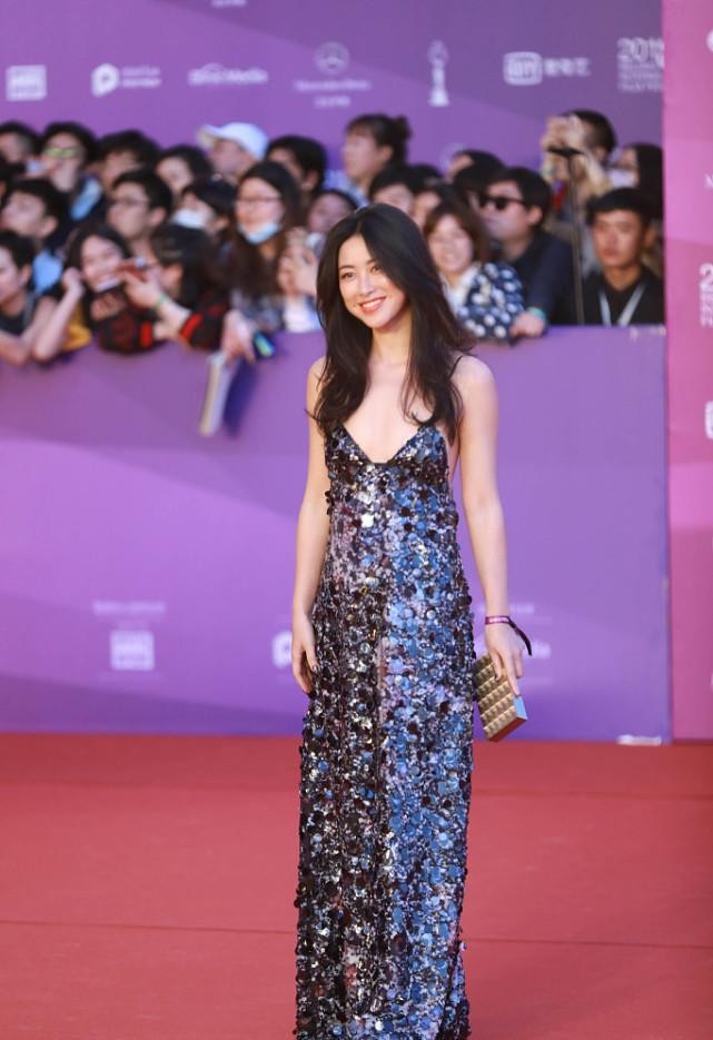 白小白的衣橱|朱珠的造型好迷人，穿“开胃裙”也不张扬，虽然招摇但不低俗