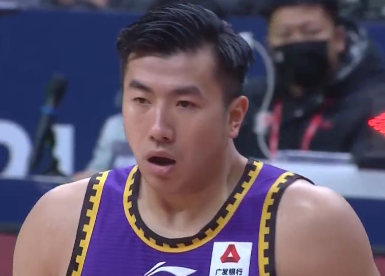 上海男篮|19分大胜！上海17分大逆转逼近前4，新援轰23+14，马布里吞3连败