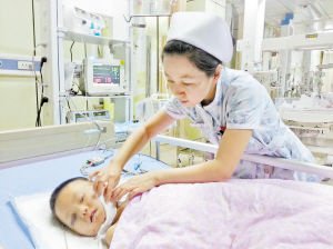 金凤说趣闻|6岁男童被卷进车底,孩子抢救后说了5个字,父亲给了妻子两耳光