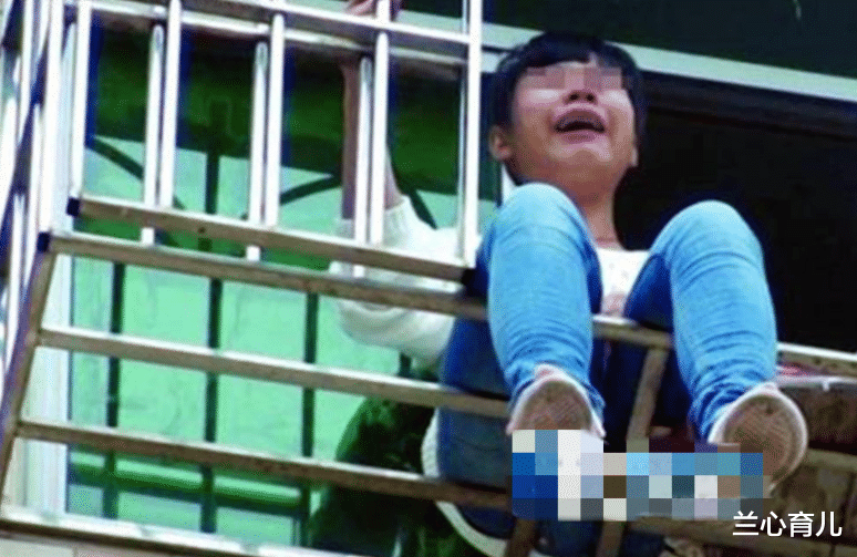 兰心育儿 10岁男孩欲跳楼轻生,说出悲惨经历后,接警员哽咽了