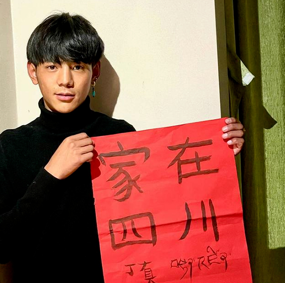 感觉会火|“再见了，丁真！”：爆红10个月，理塘人说他「变味」了