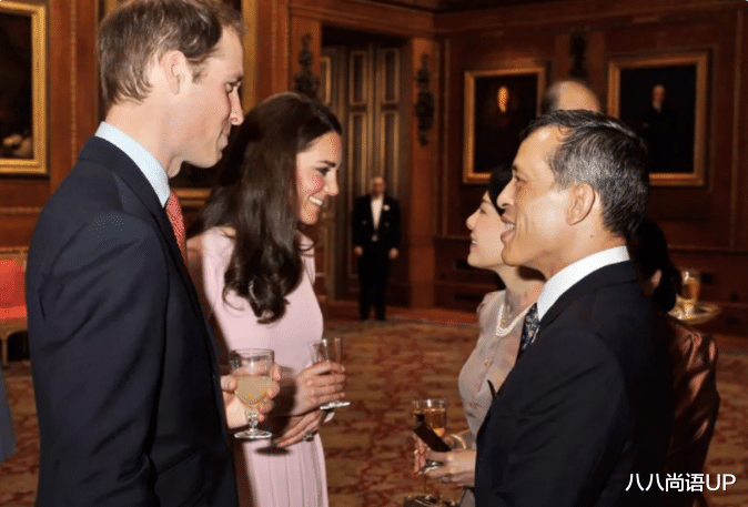 八八尚语UP 西拉米一家“五口”齐聚，穿格纹裙装端庄大气，曾同框凯特也不输