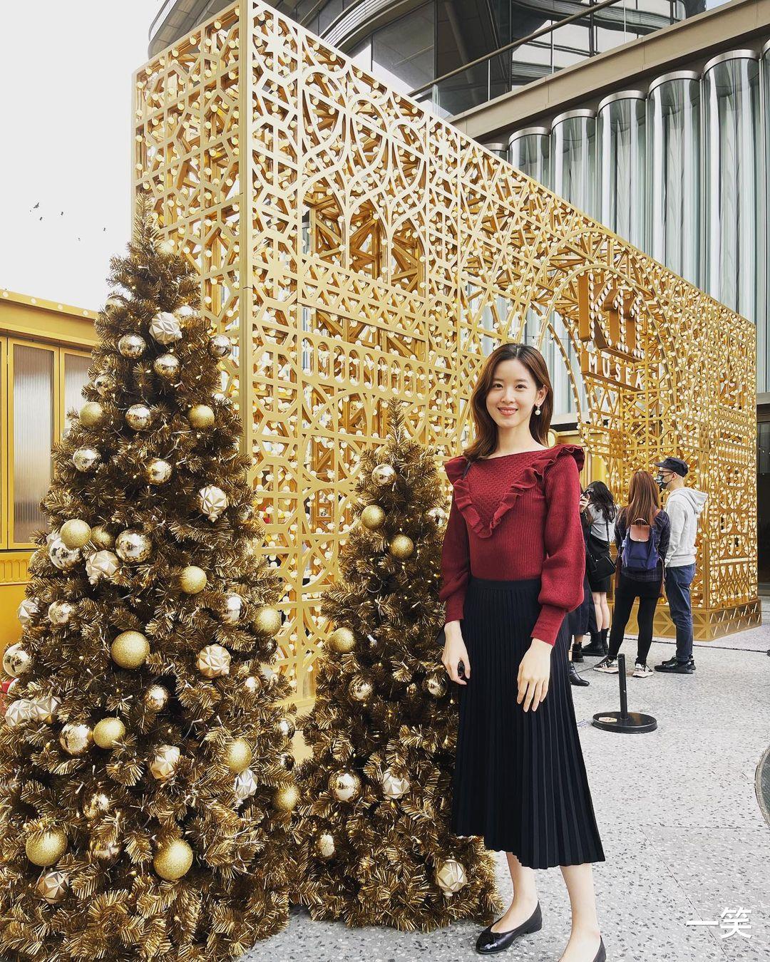 章泽天|章泽天罕见晒与女儿合照跨年，5岁女儿长发及腰，母女同框超温馨