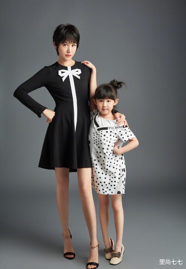 里尚七七|陆毅一家四口出游被偶遇，12岁女儿形象瞩目，一双仙鹤腿太吸睛