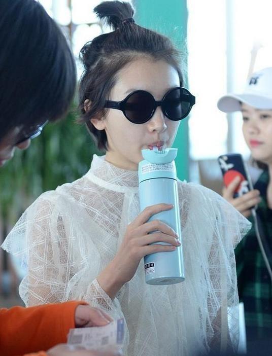 穿衣搭配|“鬼马精灵”周冬雨，体重常年88斤，表示想要维持就需自律