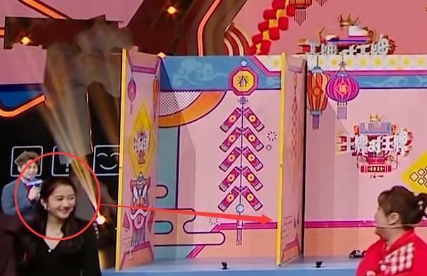 关晓彤|难怪吴京不让女生进娱乐圈，沈腾搂关晓彤时，女方表情我瞬间懂了