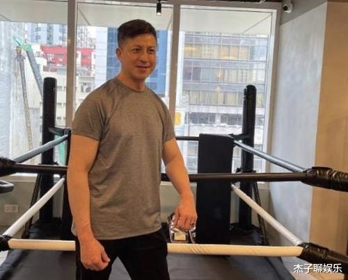 TVB|54岁港星郑健乐：失业、生病、离婚，还有两个自闭症儿子要养活