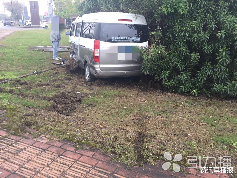 资讯早播报 两车在昆山一路口加速“抢”黄灯，导致相撞双双被罚