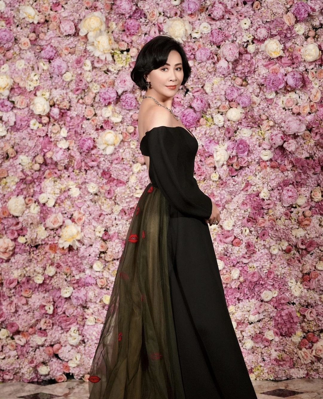 刘嘉玲|梁朝伟罕晒夫妻恩爱合影为老婆庆生，他坐扶手刘嘉玲坐沙发地位高