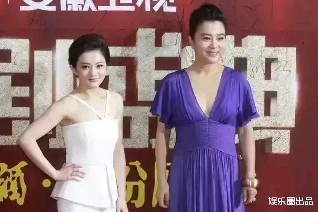 李玲玉|李玲玉和金铭合影火了，气质差距太明显，被指像“奶奶和孙女”