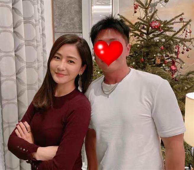 关之琳|关之琳近照曝光，牛仔装扮气色佳不似58岁，47岁周汶锜少女感十足