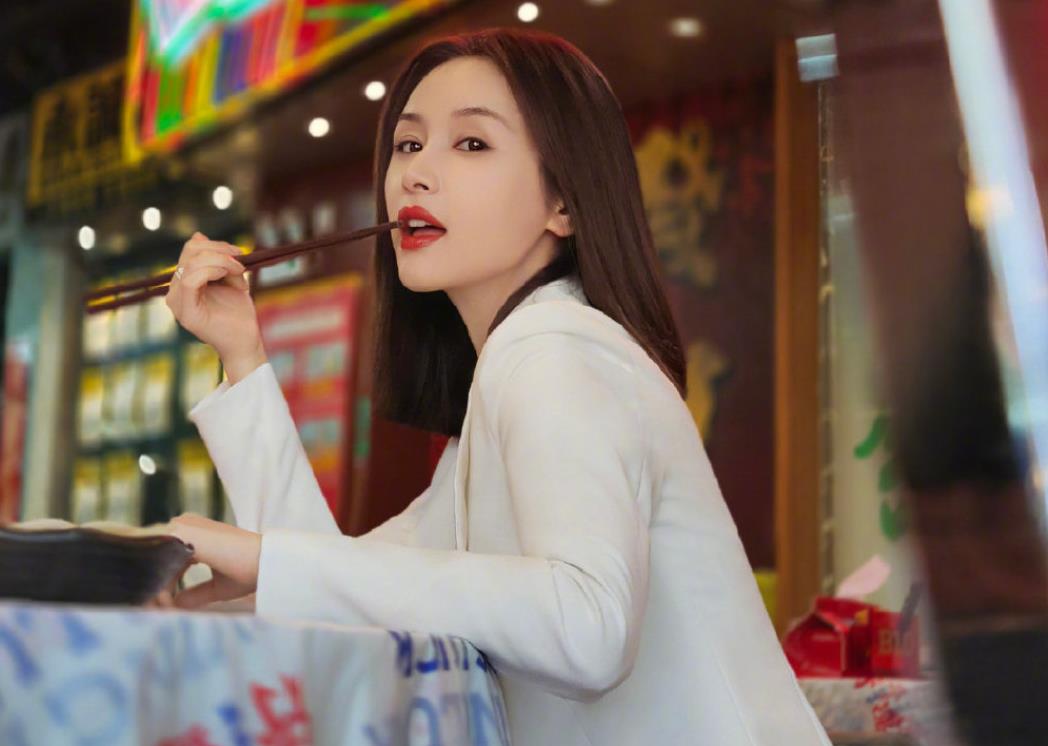 刘诗诗|王子文拍戏仍不忘男友，剧中还背着吴永恩送的手绘包，超甜蜜