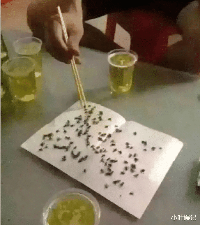 小叶娱记|神回复：和有口臭的人接吻是什么感觉？有人说喝吃豆腐感觉一样