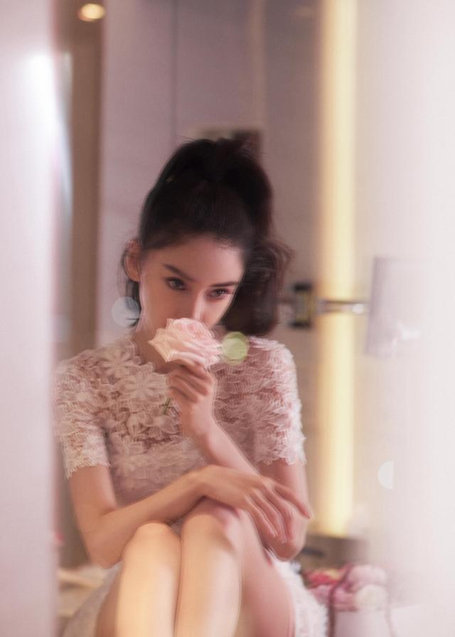 杨颖仍不肯正视自己的年龄，穿小白裙扎高马尾扮清纯，细腿真抢镜