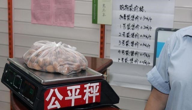 西安女子买干果一斤感觉分量不足,回家一称才一半,怒掀小贩摊位