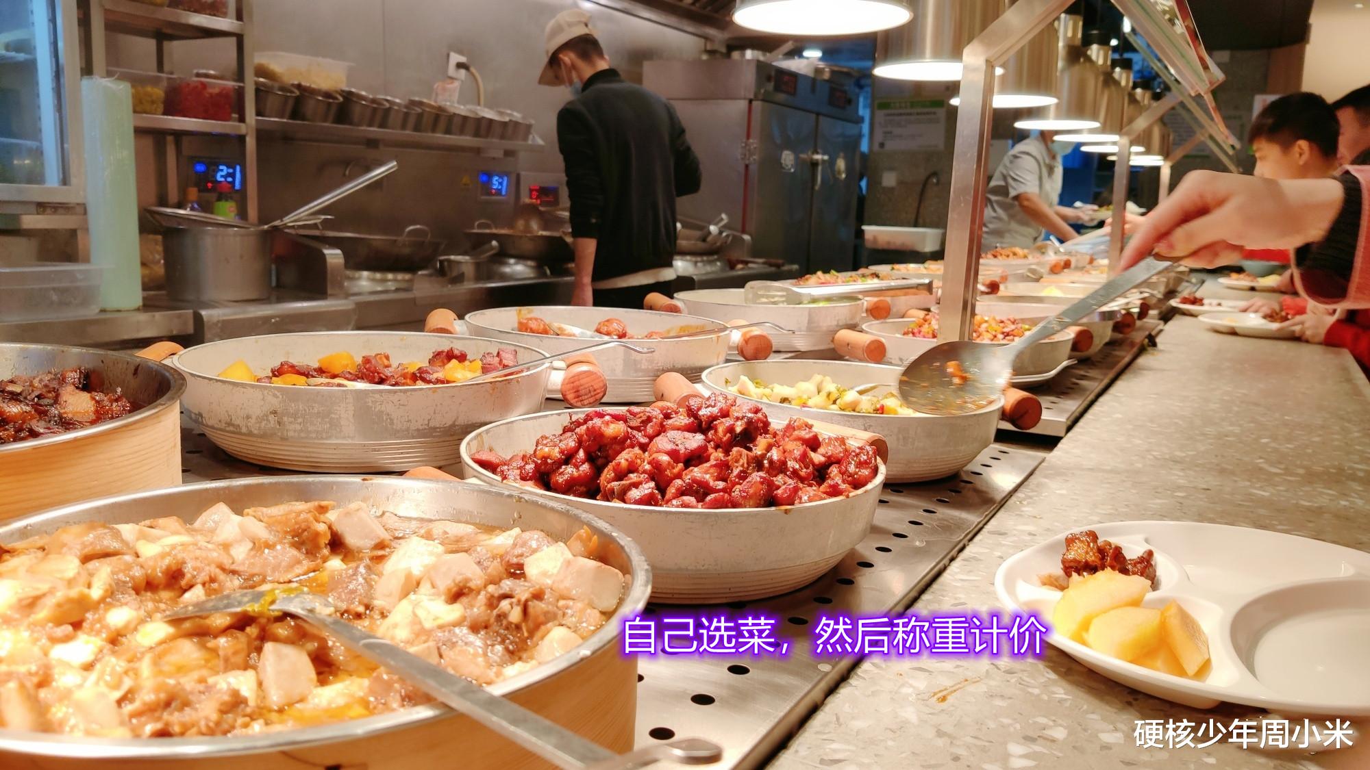 天上有个太阳 讽刺！某地一快餐店空餐盘收费3块多，桌上却贴着“已去皮”字样！