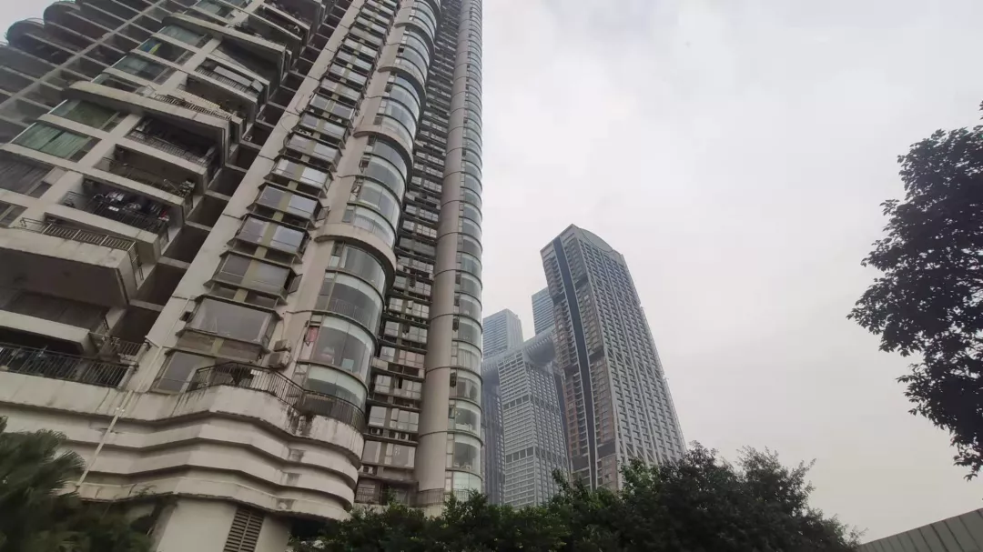 重庆|重庆朝天门房价破10万一平，周边豪宅却不涨反跌，炒房客血亏！