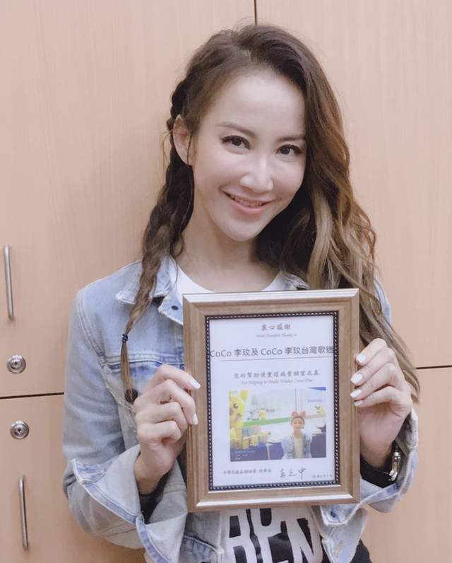 李玟|46岁李玟独自回内地无保镖，涂绿色眼影显夸张，与粉丝合照太亲切