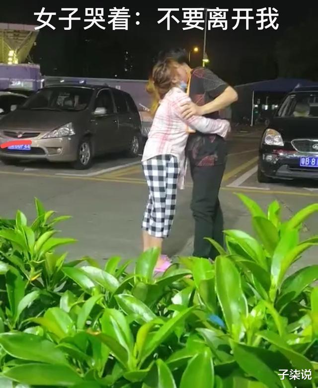 彩礼 丈母娘坚持要30万彩礼不松口，情侣在大街上相互下跪大哭，最终还是分手